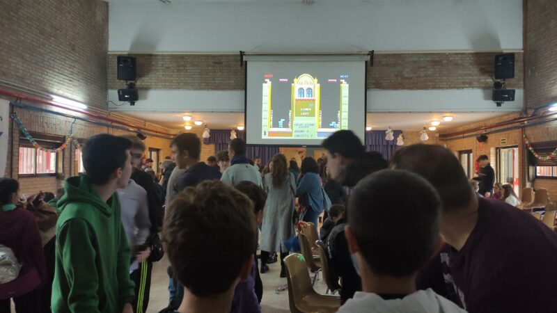 RETROMANIACOS con los alumnos de Caja Granada